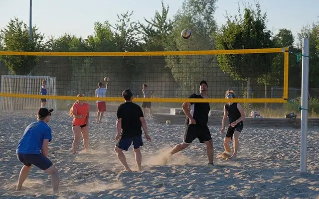 Lakes in Munich playing volleyball by The Feringasee See