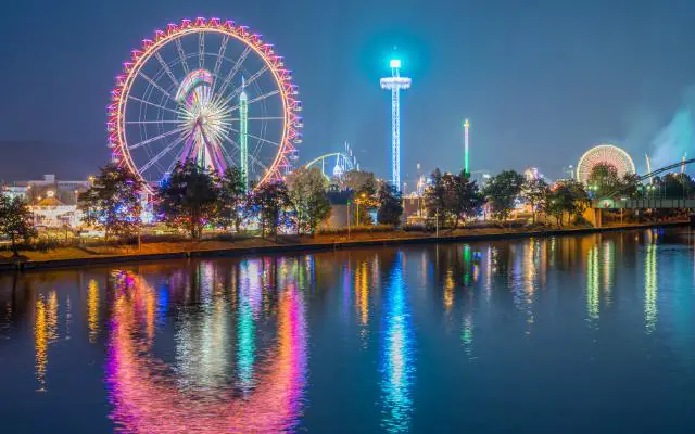 What is a Volksfest featuring the Cannstatter Festival in Stuttgart at night