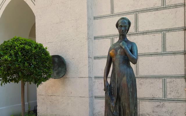 Juliet Capulet Statue in Munich from the front