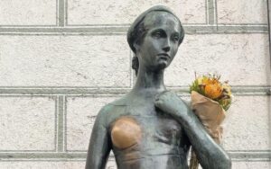 Juliet Capulet Statue Munich with flowers in her arm