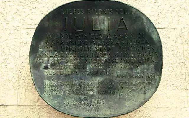 Juliet Capulet Statue in Munich plaque reading simply Julia